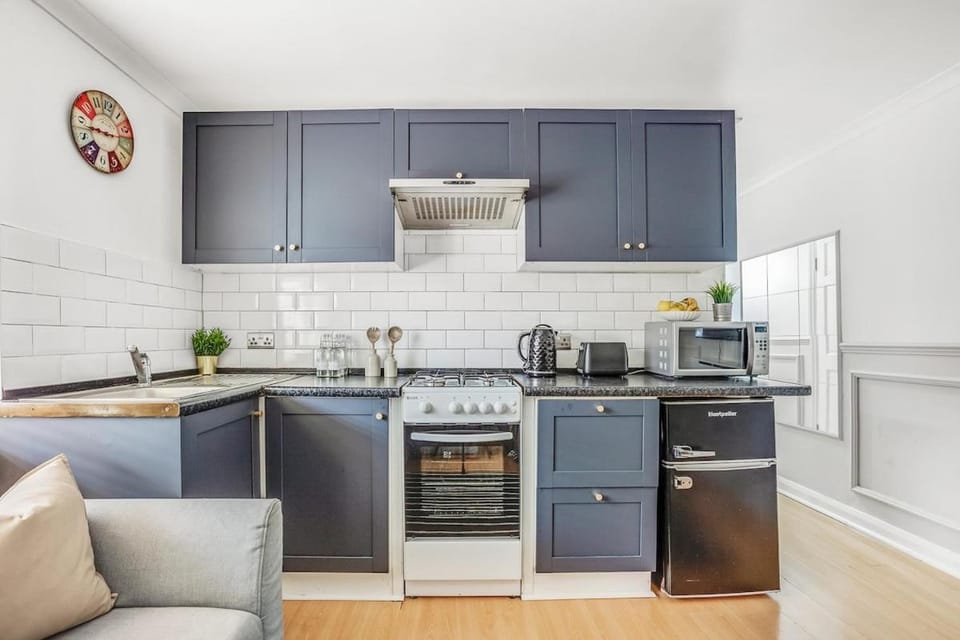 Coffee/tea facilities, Kitchen or kitchenette, Dining area, oven, stove, toaster
