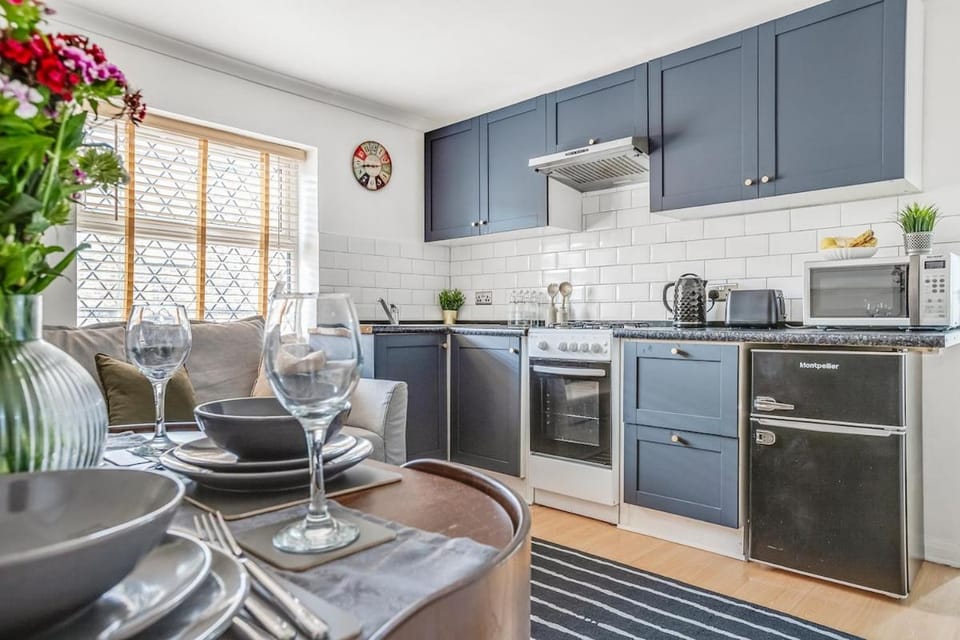 Kitchen or kitchenette, Dining area, oven, stove, toaster