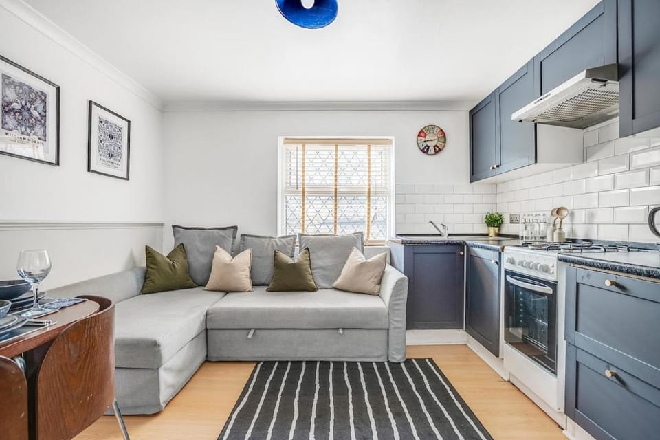 Kitchen or kitchenette, Living room, Seating area, Dining area, oven