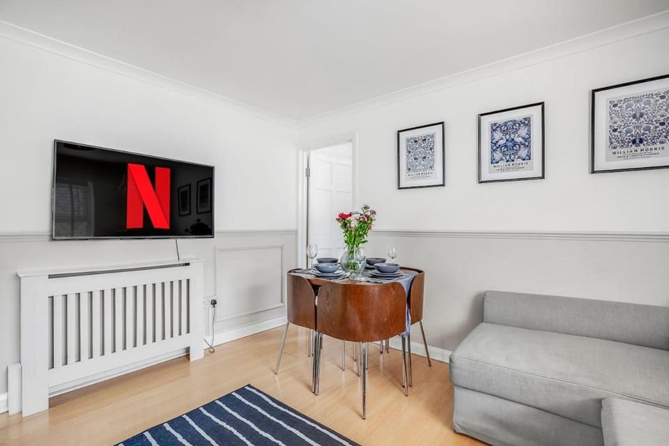 TV and multimedia, Living room, Seating area, Evening entertainment, internet