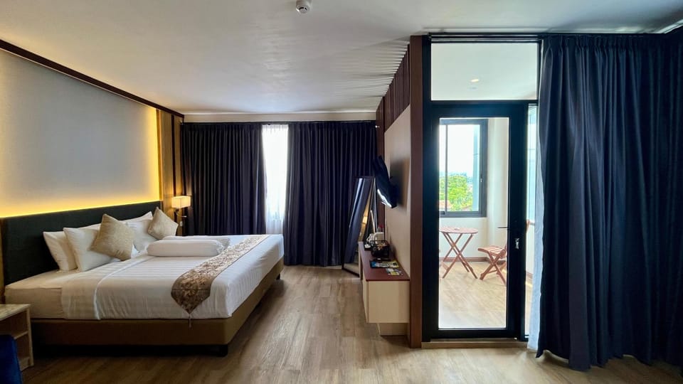 Bed, Balcony/Terrace, Photo of the whole room, Bedroom