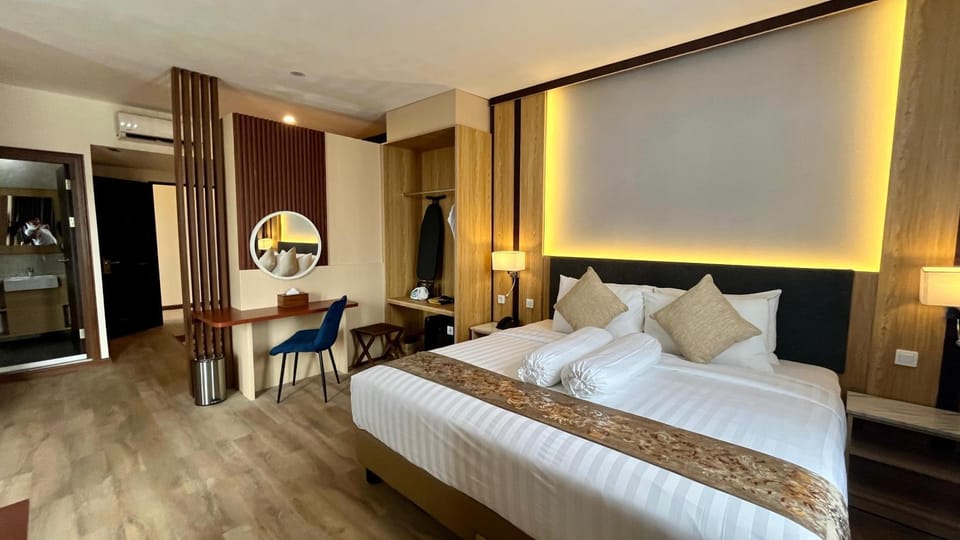 Bed, Living room, Photo of the whole room, Seating area, Bedroom, hair dresser, wardrobe