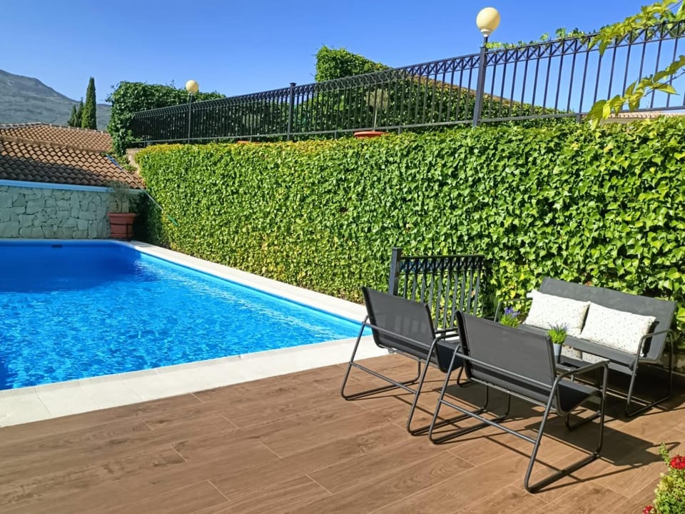 Day, Swimming pool