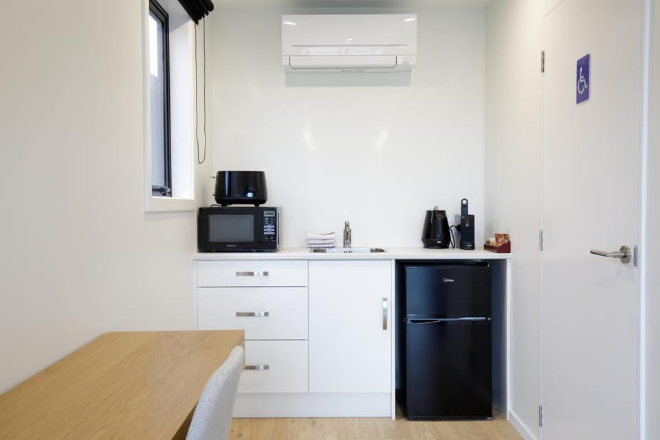 Kitchen or kitchenette, heating, microwave, toaster