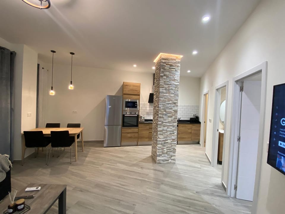 Kitchen or kitchenette, Dining area, oven
