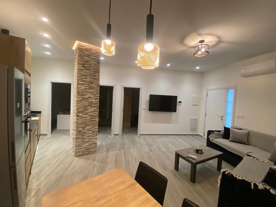 Communal lounge/ TV room, TV and multimedia, Kitchen or kitchenette, Living room, Seating area, Dining area