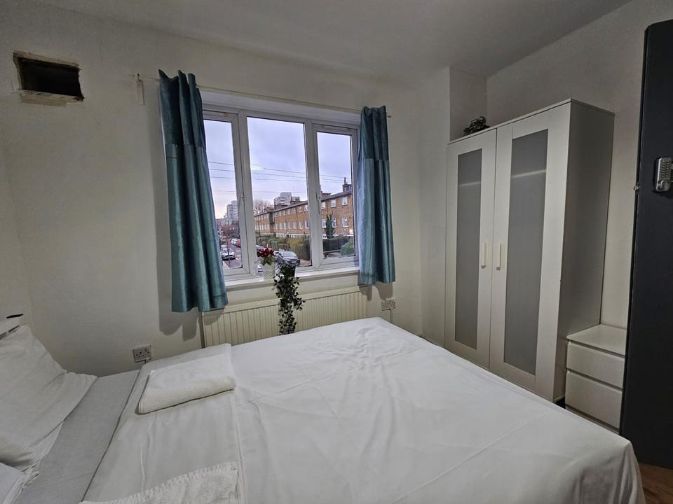 London E14 Rooms Bed and Breakfast in London