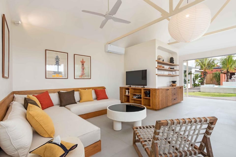 Communal lounge/ TV room, TV and multimedia, Living room, Seating area, air conditioner
