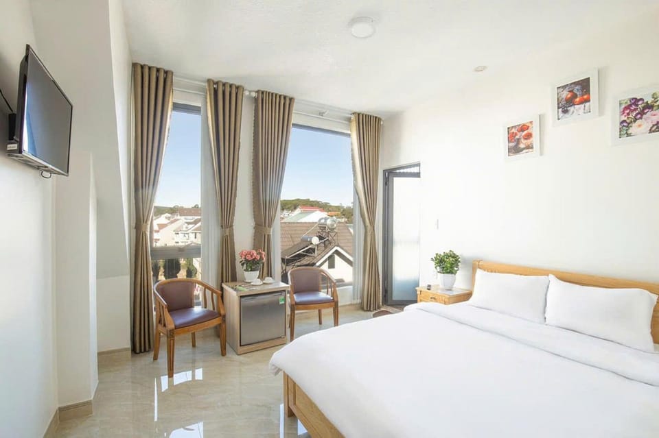 Bed, TV and multimedia, View (from property/room), Photo of the whole room, Seating area, Bedroom, City view