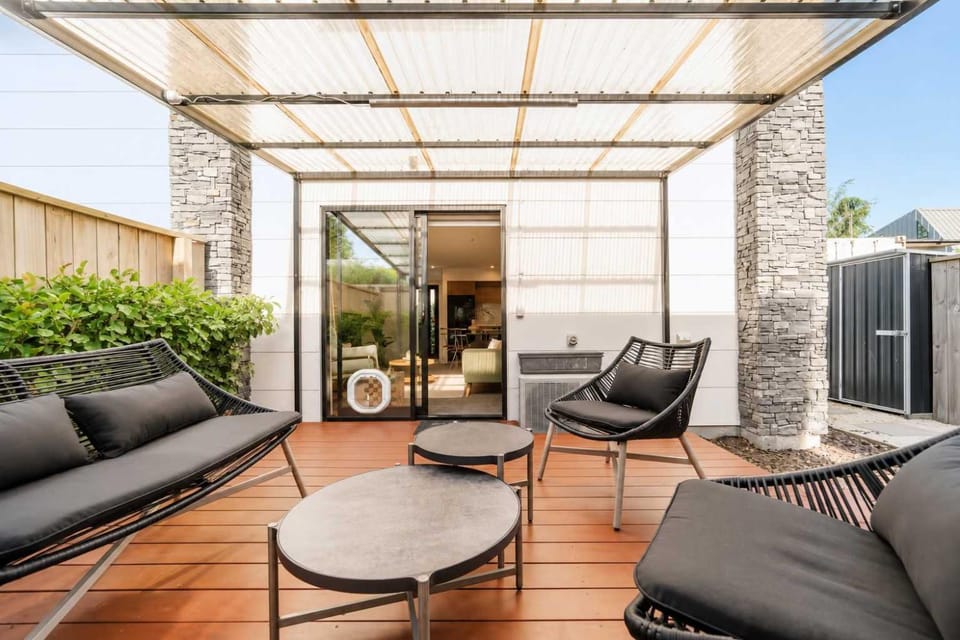 Designer 2BR Flat - Outdoor Sitting & Cozy Ambiance House in Christchurch
