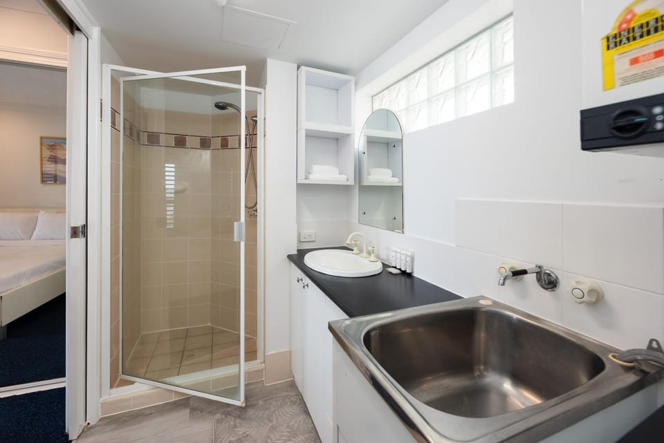 Shower, Bathroom, Bedroom, towels