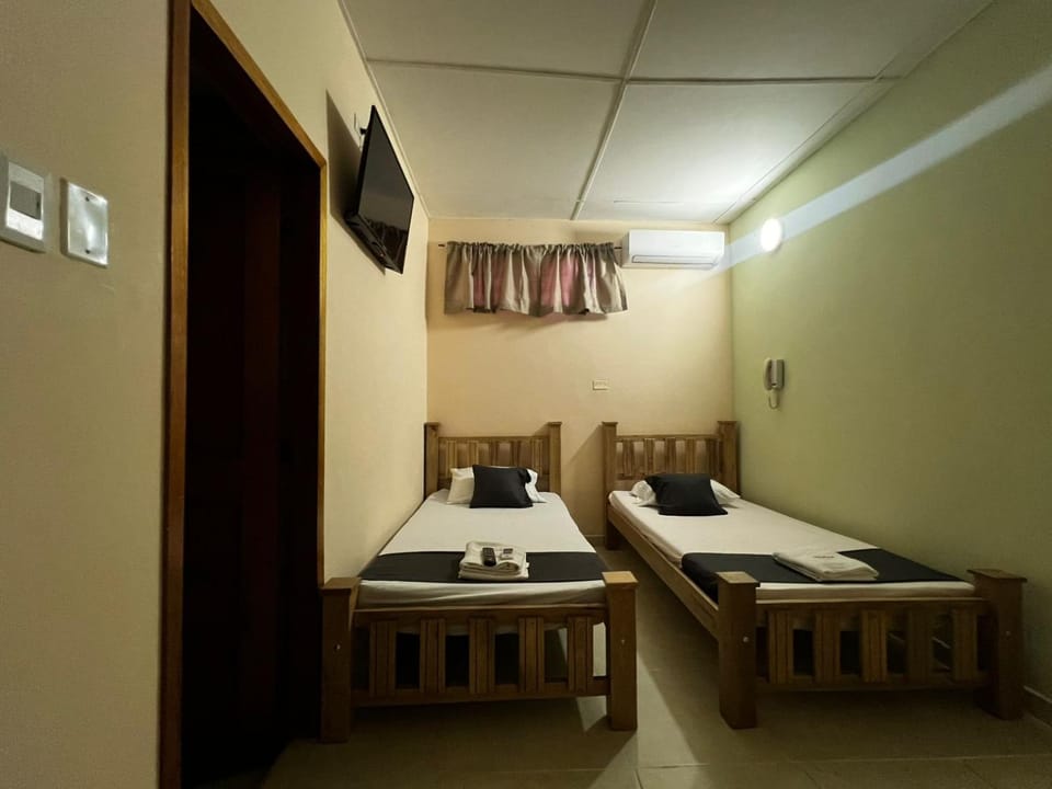 Bed, TV and multimedia, Photo of the whole room, Bedroom, towels