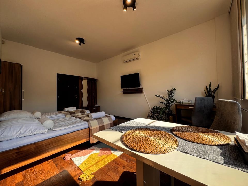 Bed, Photo of the whole room, air conditioner