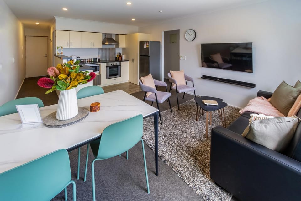 TV and multimedia, Kitchen or kitchenette, Living room, Dining area, oven, stove