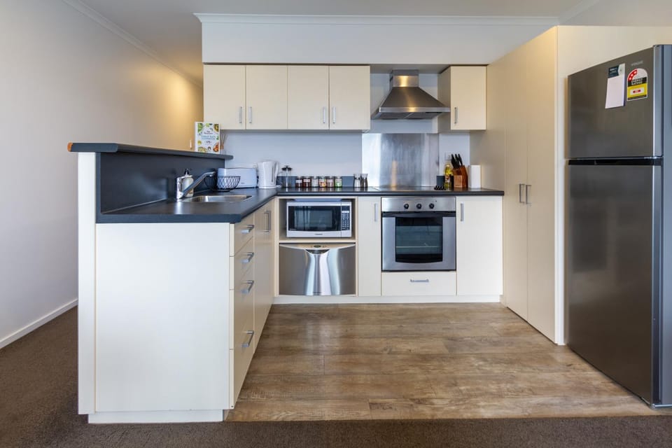 Coffee/tea facilities, Kitchen or kitchenette, dishwasher, oven, stove, toaster