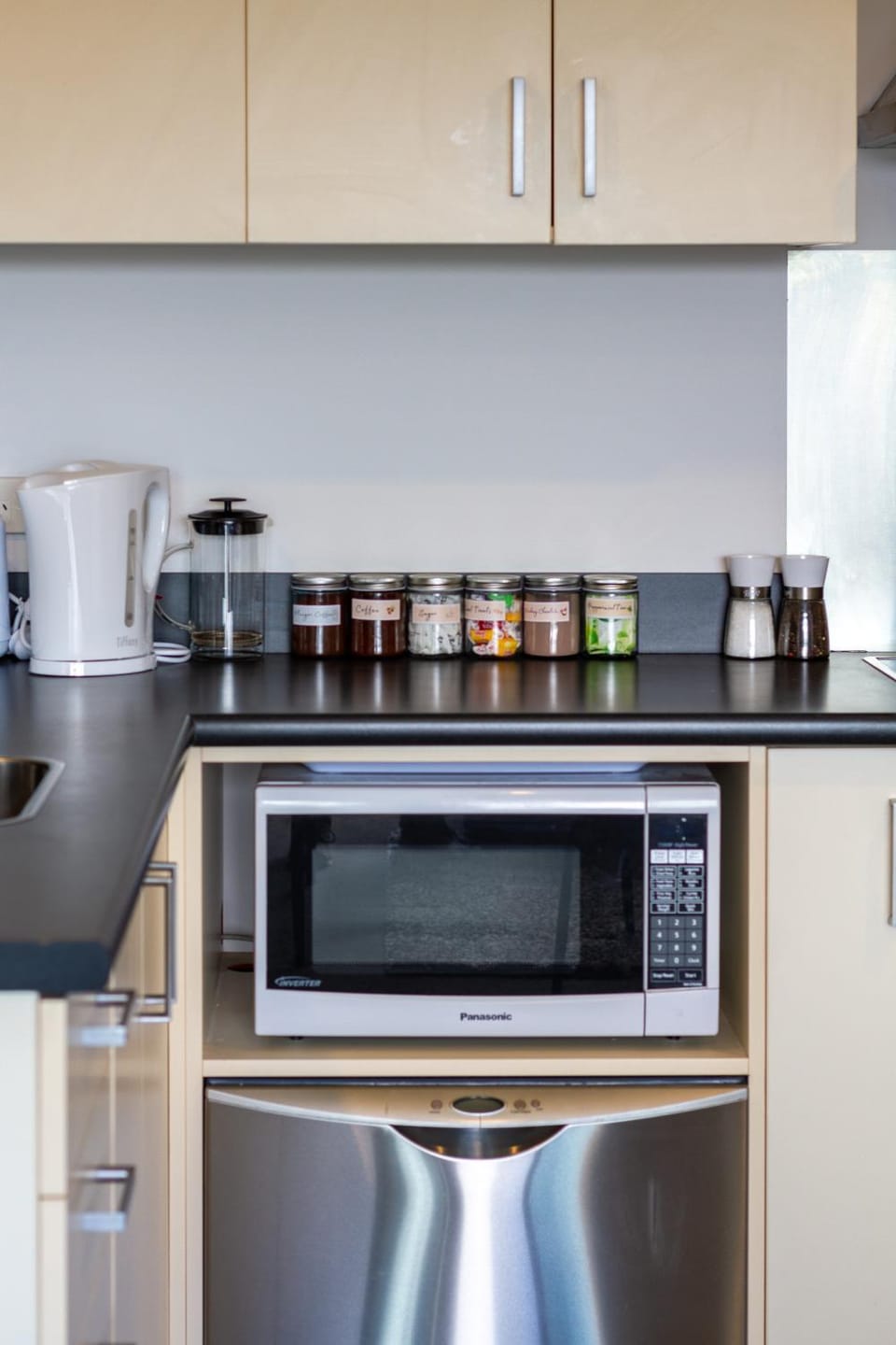 Coffee/tea facilities, Kitchen or kitchenette, dishwasher, oven, stove, toaster