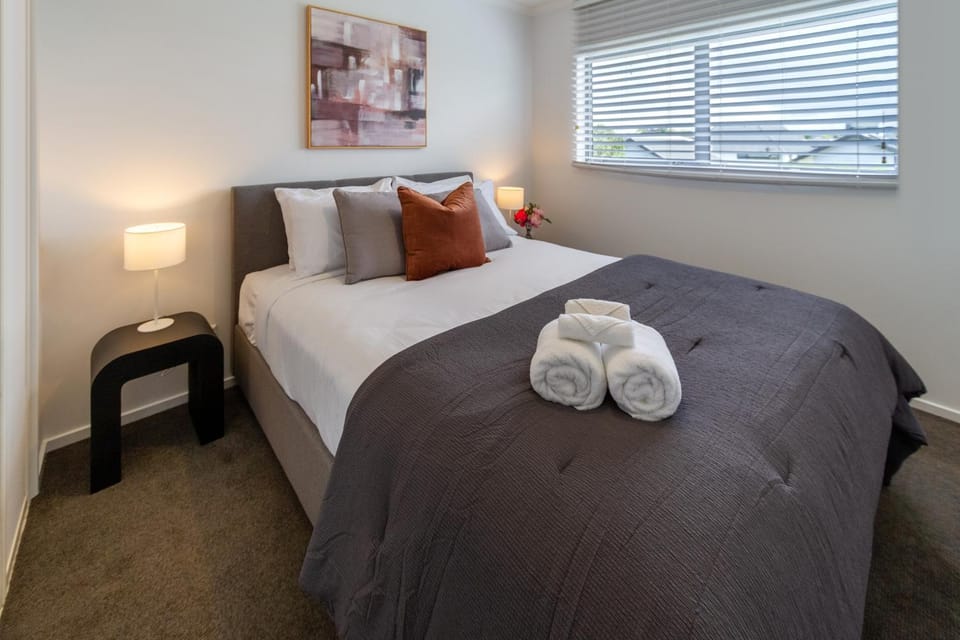 Bed, Bedroom, towels