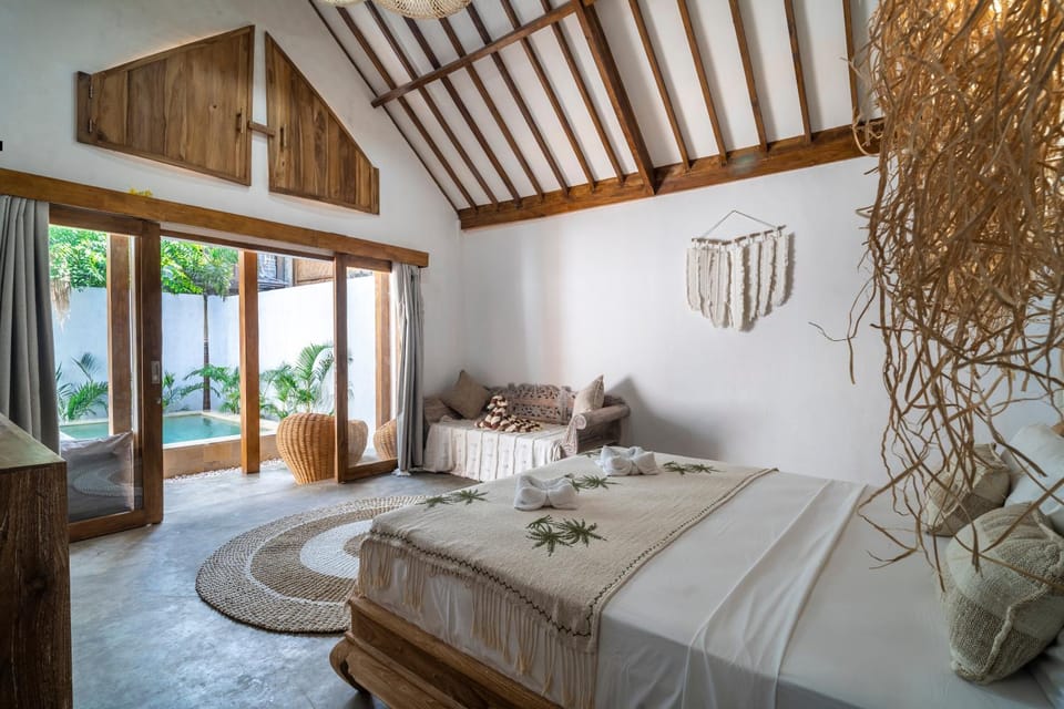 Bed, Photo of the whole room, Decorative detail, Bedroom, Pool view, Pool view, towels