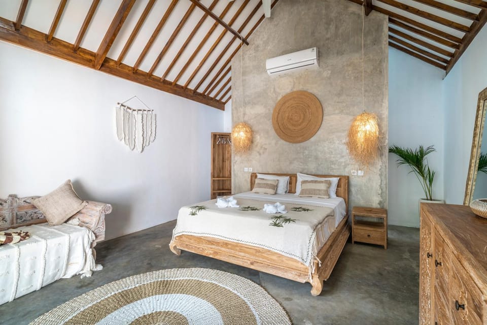 Bed, Day, Living room, Photo of the whole room, Seating area, Bedroom, towels, wardrobe, air conditioner