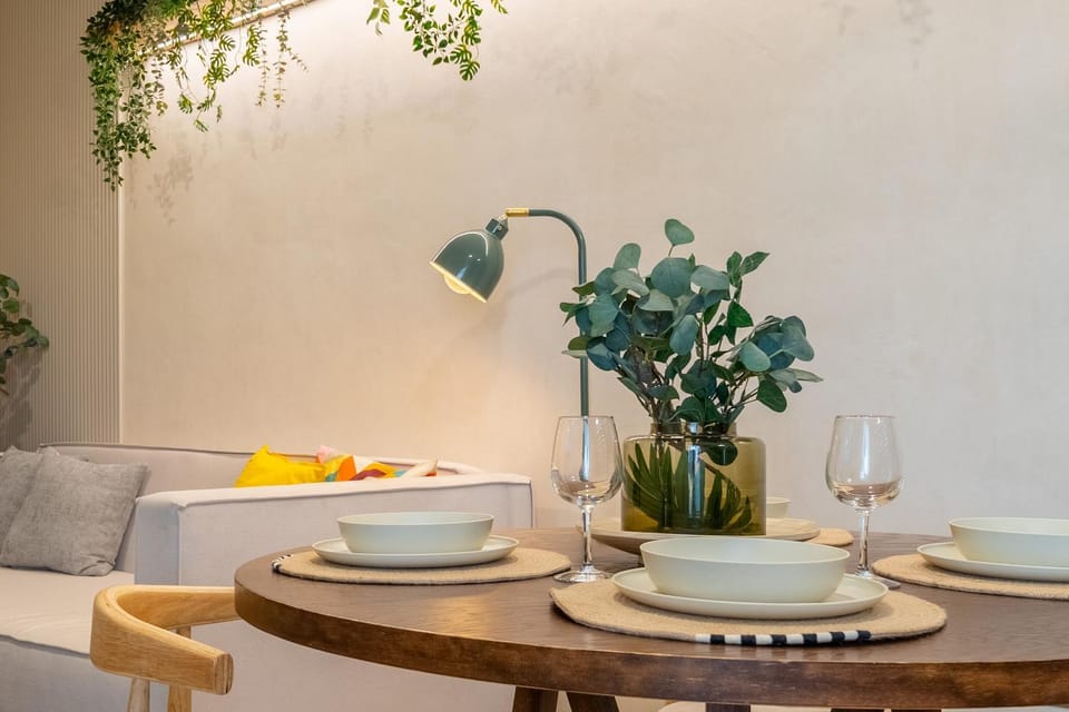 Living room, Food and drinks, Seating area, Food