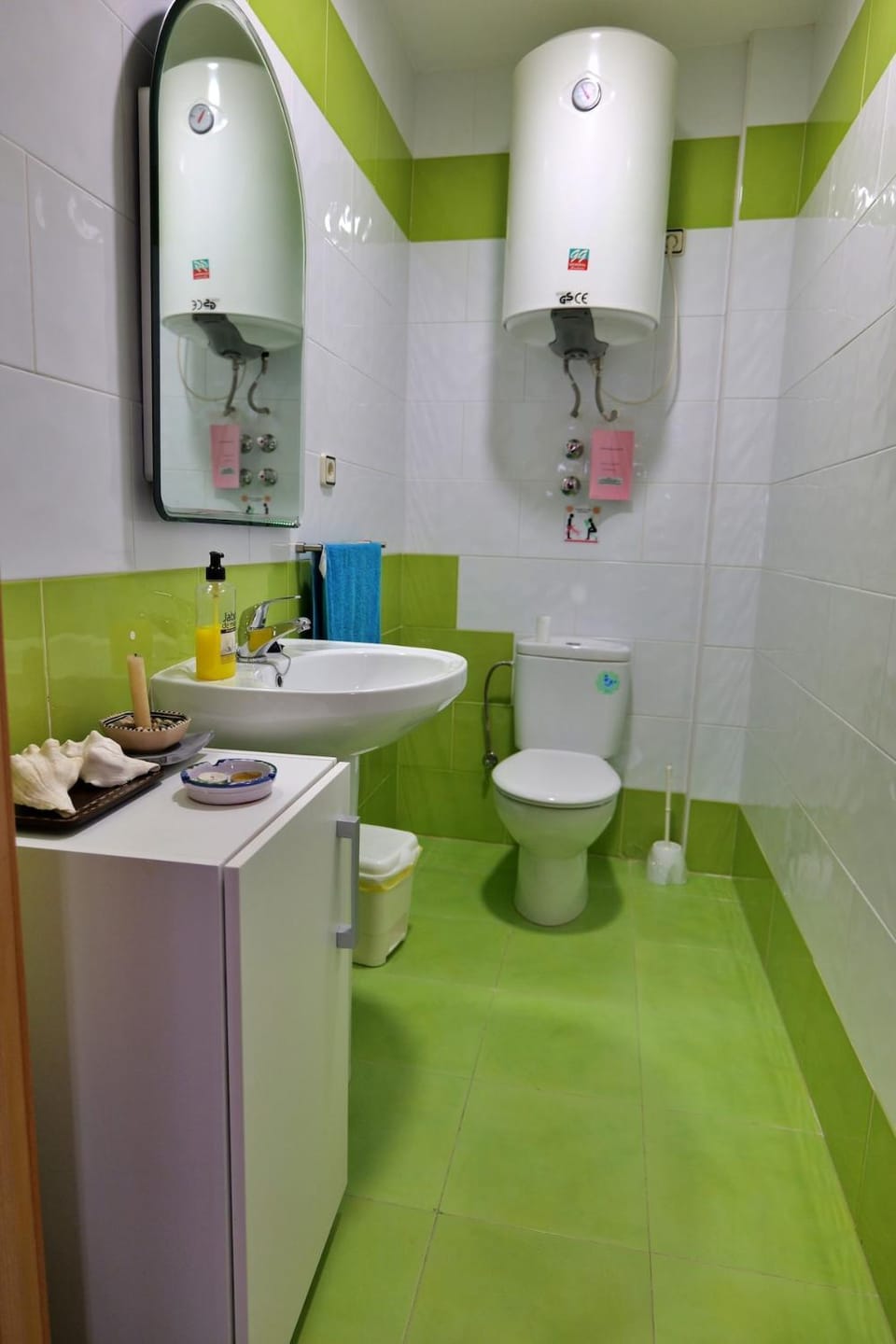 Toilet, towels