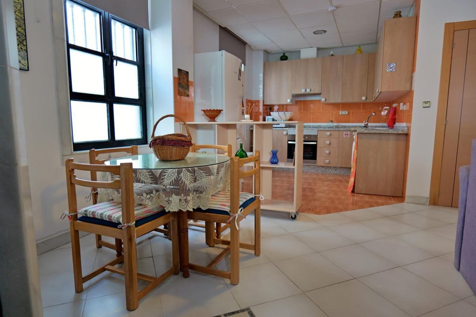 Kitchen or kitchenette, Dining area