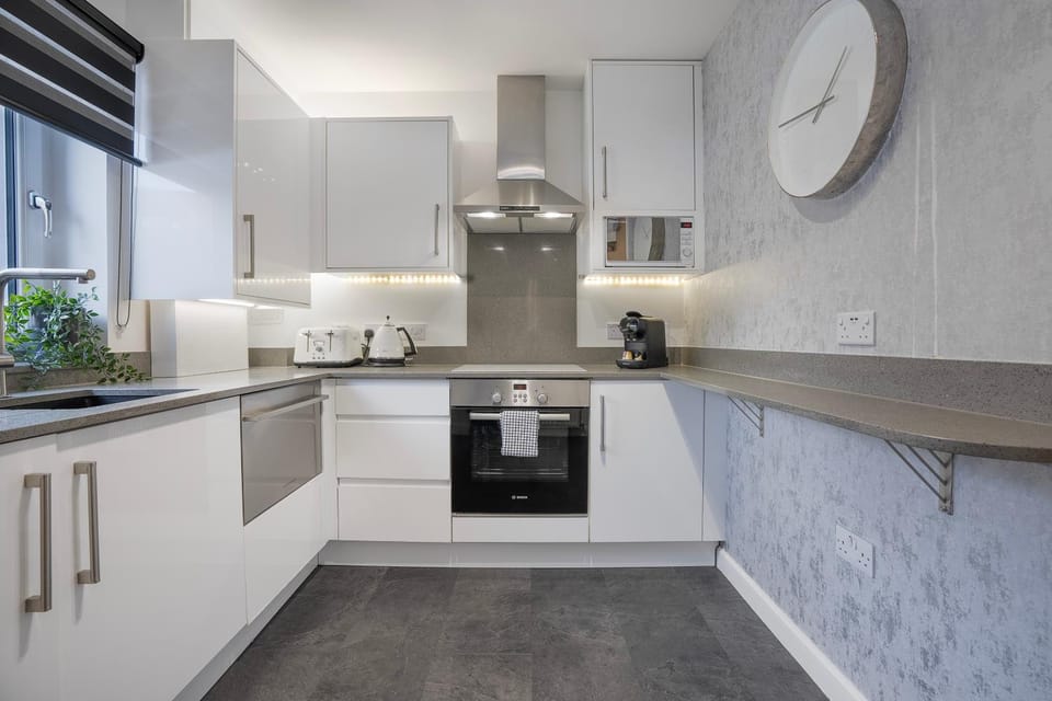 Coffee/tea facilities, Kitchen or kitchenette, oven, stove, toaster