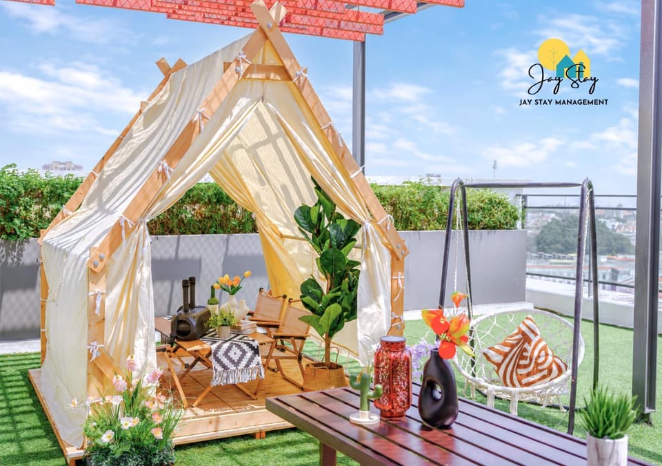 The Shore l Exclusive Private Garden l Luxury Suite l 4-9 pax l Melaka River View l Direct Mall l Jonker Street by Jay Stay Management Apartment in Malacca