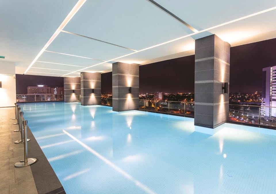 The Shore l Exclusive Private Garden l Luxury Suite l 4-9 pax l Melaka River View l Direct Mall l Jonker Street by Jay Stay Management Apartment in Malacca