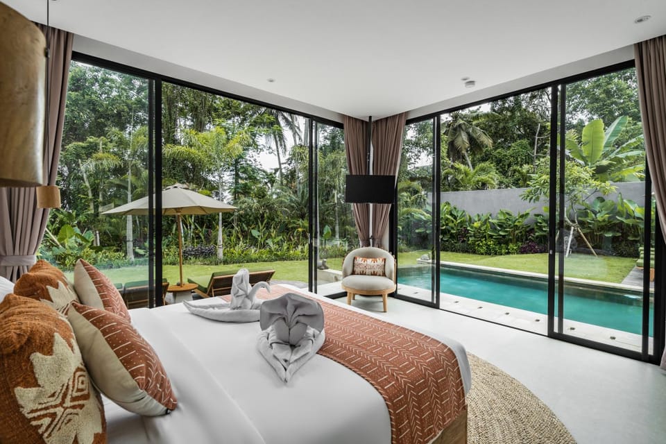 Bed, TV and multimedia, View (from property/room), Bedroom, Pool view, air conditioner