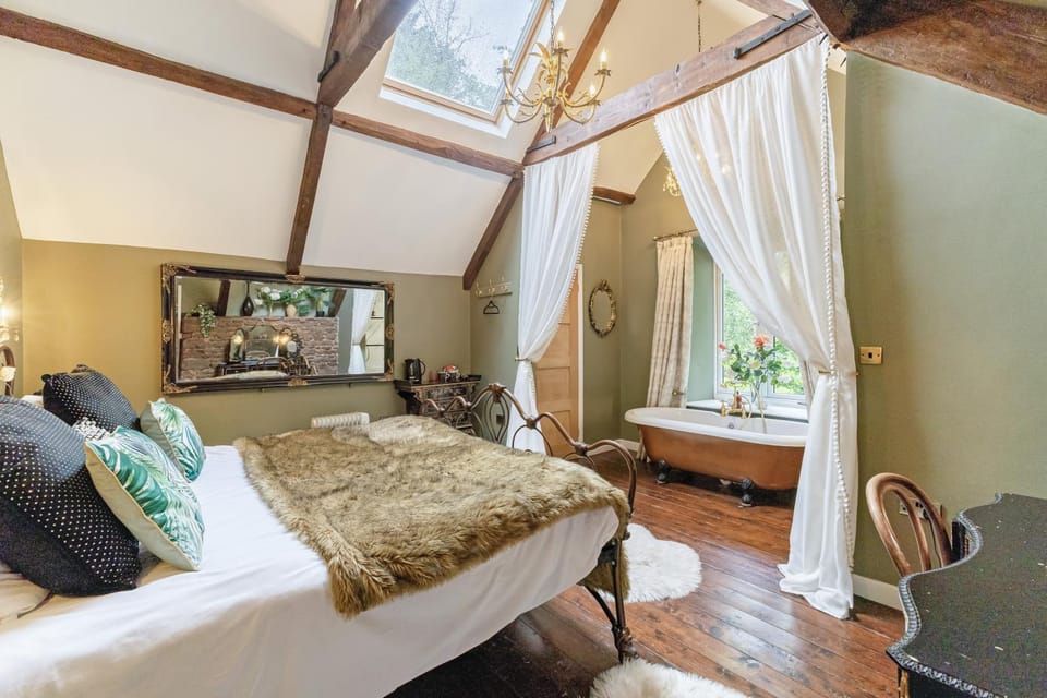 Photo of the whole room, Bedroom