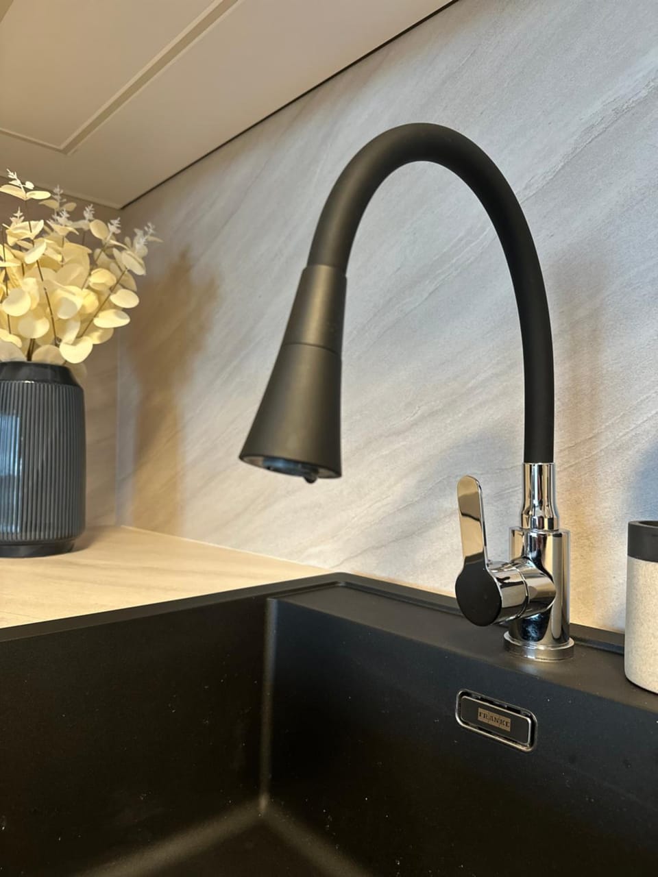 Kitchen or kitchenette, minibar