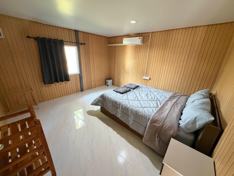 Photo of the whole room, Bedroom