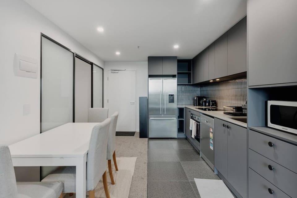 Beautiful 2BR Lakeside View Apartment in Canberra