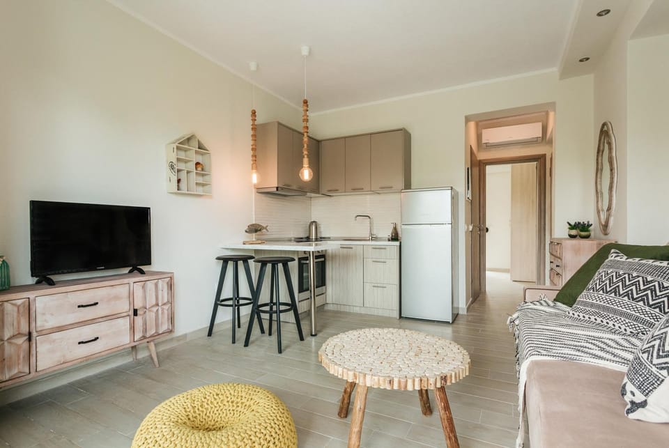 Kitchen or kitchenette, Seating area, Dining area, oven