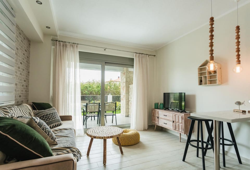 View (from property/room), Balcony/Terrace, Living room, Seating area, Dining area