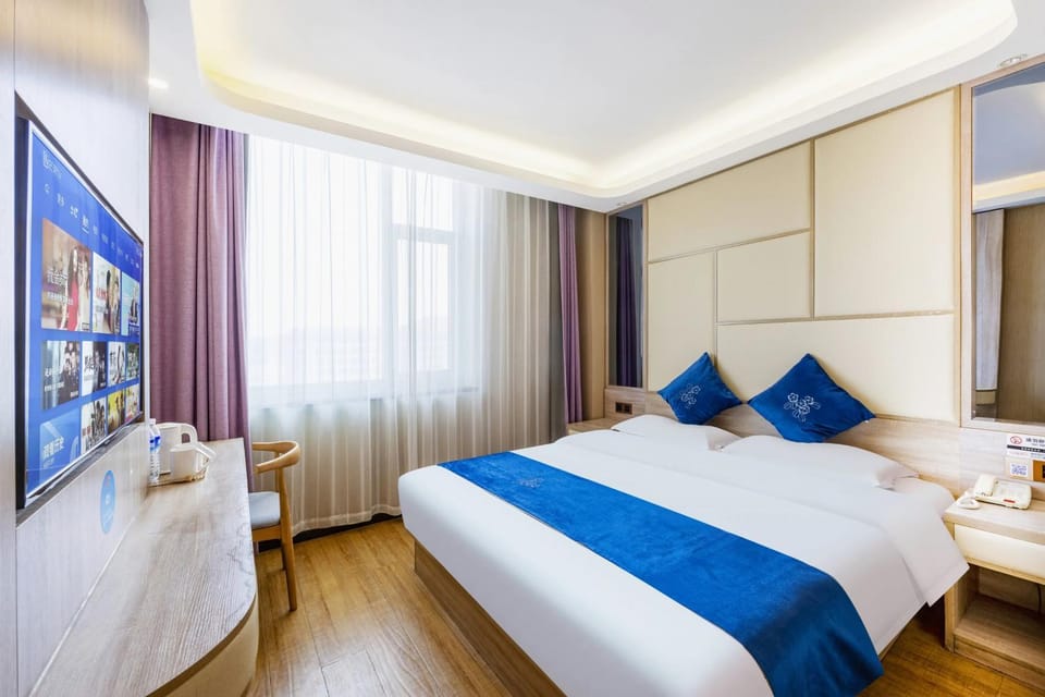 Bed, TV and multimedia, Bedroom