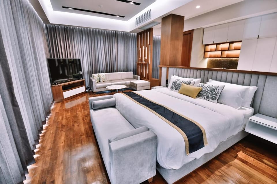 Bed, TV and multimedia, Seating area, Bedroom
