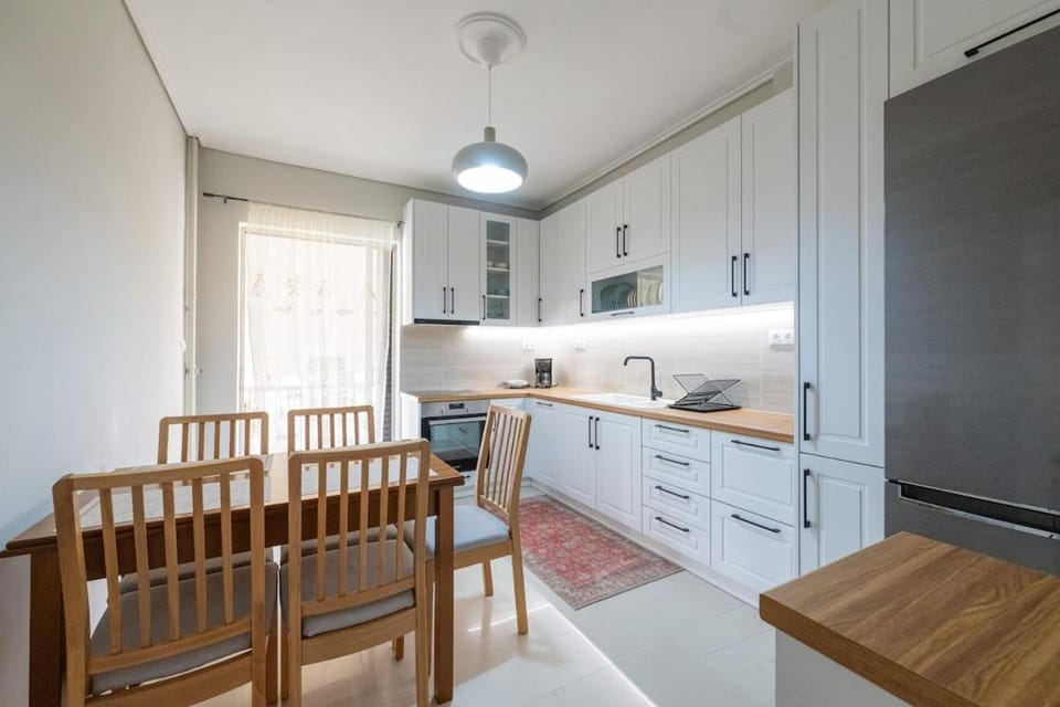 Kitchen or kitchenette, Dining area, dishwasher, oven, pet friendly, stove