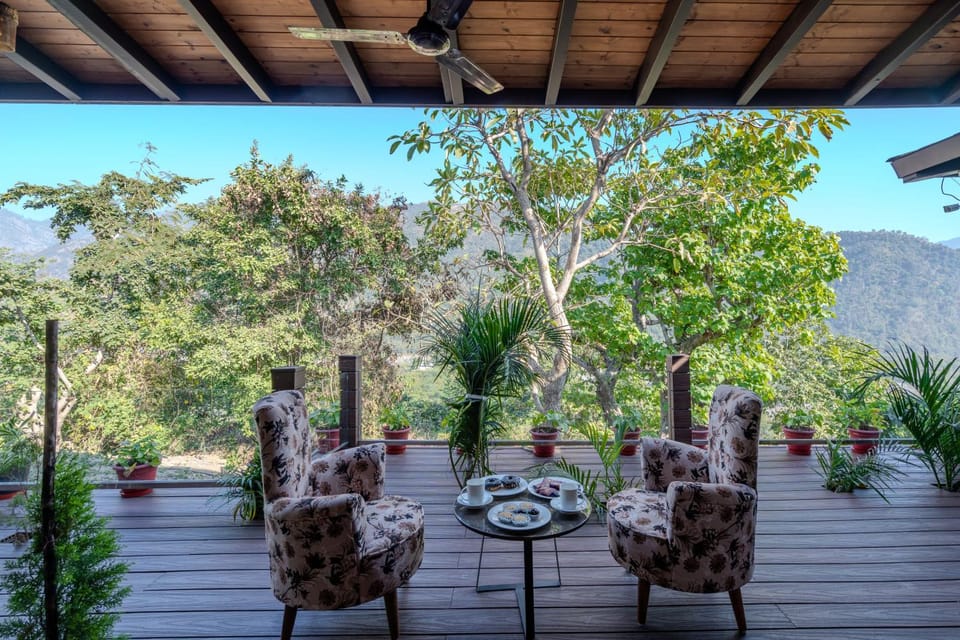 Patio, Spring, Day, Natural landscape, Garden, View (from property/room), Balcony/Terrace, Dining area, Garden view, Mountain view, Breakfast