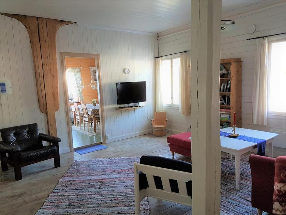 Charming sea house with sauna and private jetty Apartment in Vestland