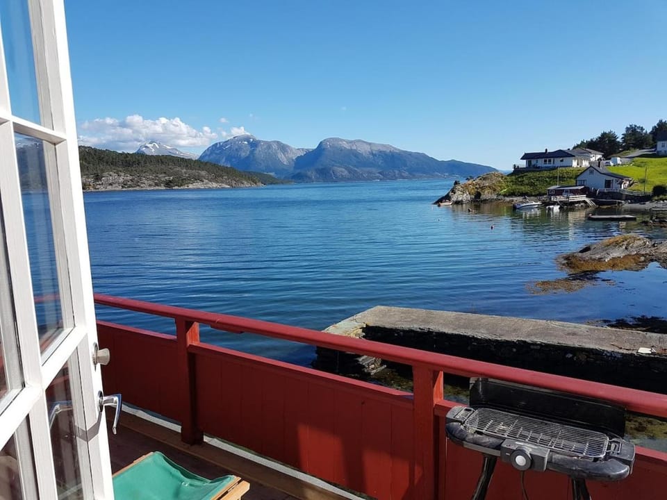 Charming sea house with sauna and private jetty Apartment in Vestland