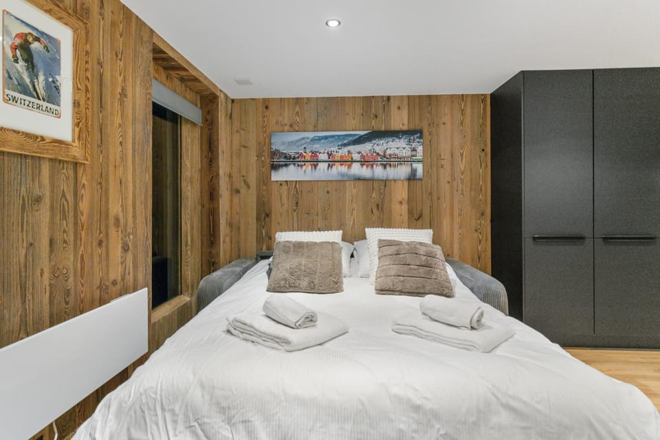 Bed, Bedroom, towels, wardrobe