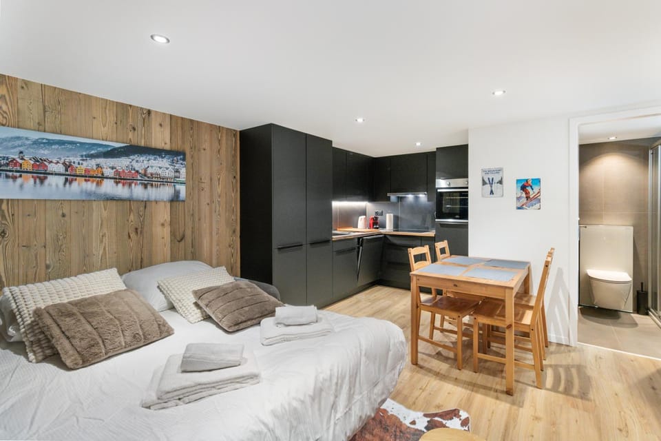 Bed, Kitchen or kitchenette, Living room, Photo of the whole room, Seating area, Dining area, Bedroom