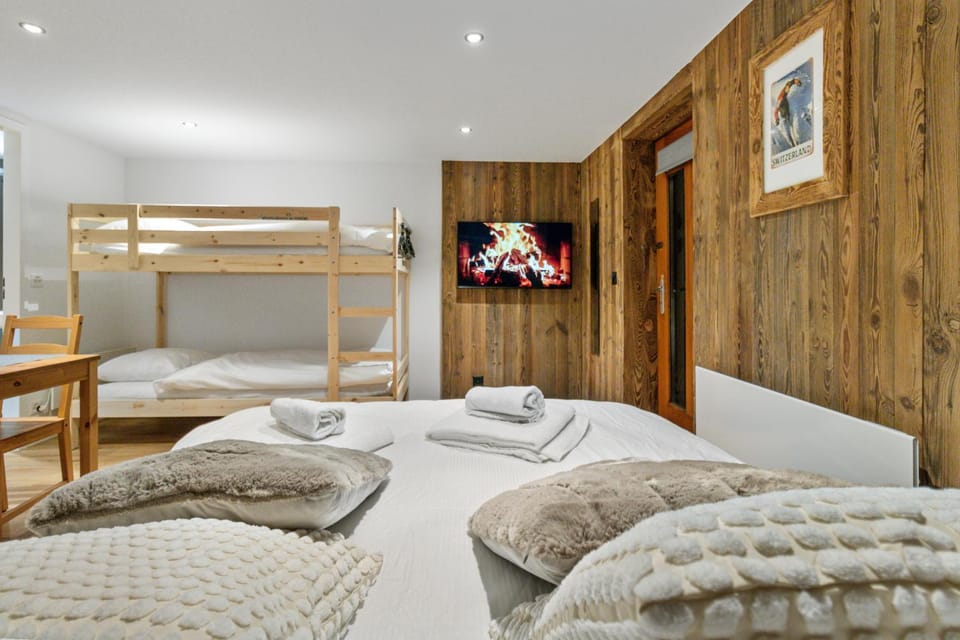 Bed, TV and multimedia, Photo of the whole room, Bedroom, towels