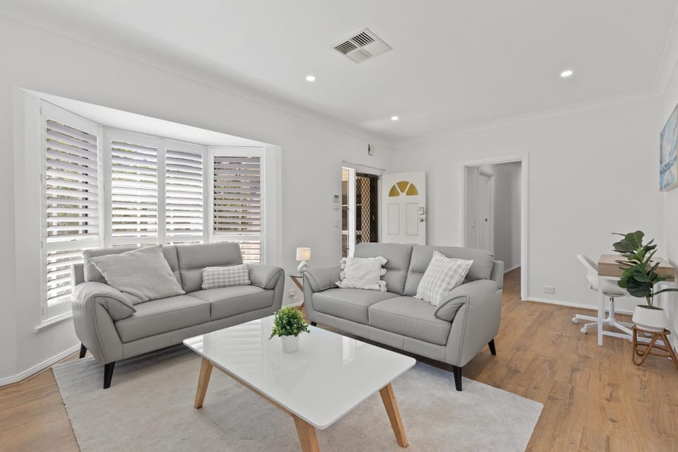Coastal Escape, 2 Bedroom Retreat with Courtyard House in Adelaide