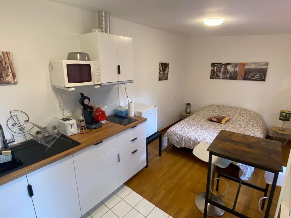 Kitchen or kitchenette, Photo of the whole room, stove