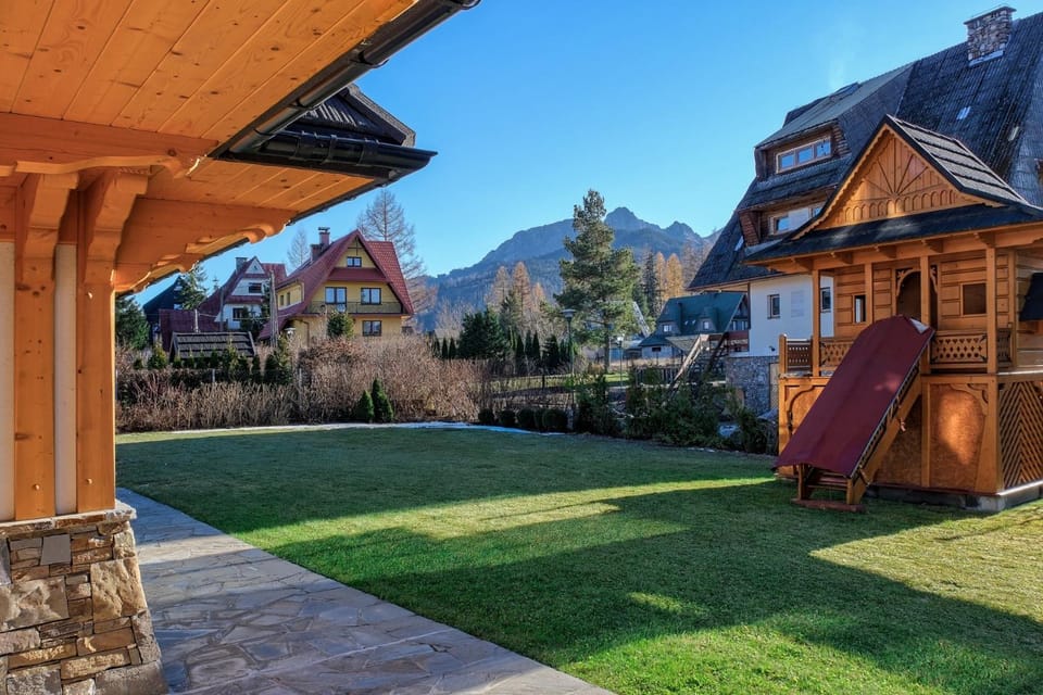 Property building, Day, Natural landscape, Garden, Garden view, Mountain view