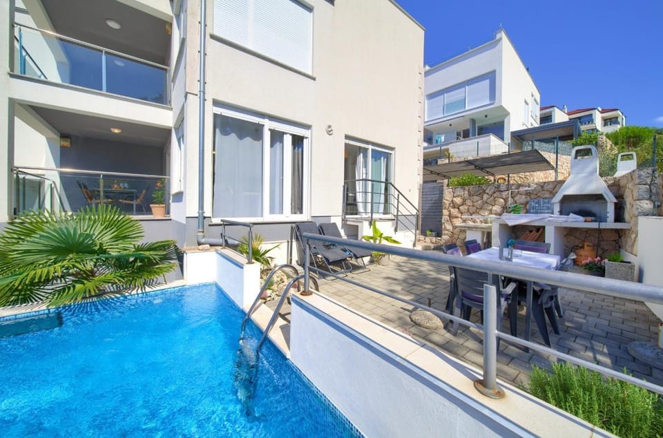Property building, Balcony/Terrace, Pool view, Swimming pool, sunbed