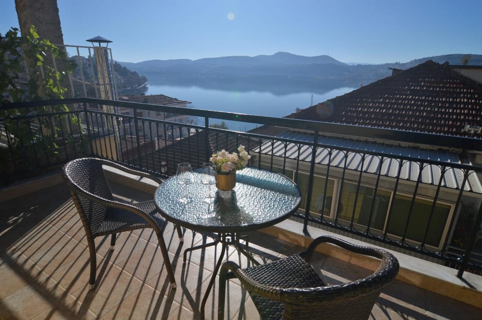 Property building, Patio, Day, Natural landscape, View (from property/room), Balcony/Terrace, Seating area, Lake view, Mountain view